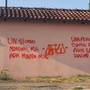 "Un giorno morirai per mano mia": scritta inquietante compare su un muro della città "Un giorno morirai per mano mia": scritta inquietante compare su un muro della città