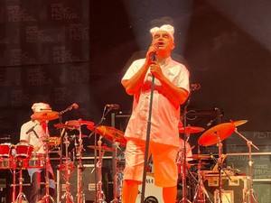 Elio e le Storie Tese conquistano piazza Galimberti: ironia, virtuosismo e migliaia di spettatori per il Cuneo Music Festival [Foto]