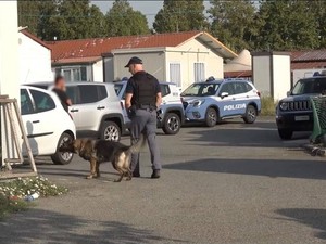 Blitz al campo nomadi di Mirafiori: sequestrati armi, jammer e auto per le truffe agli anziani [VIDEO]