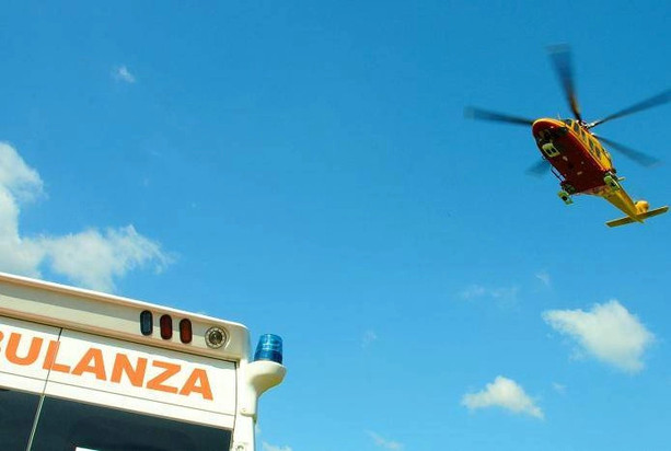 Si sente male e cade sul sentiero del Monte Tre Croci al Campo dei Fiori: in volo l'elisoccorso