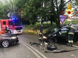 FOTO. Schianto tra auto sulla Provinciale a Gavirate: un ferito