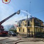 Tetto in fiamme in una casa a Pianezza: l’intervento dei vigili del fuoco