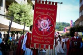 Ad Alba la sfilata storica medievale dà il via all'attesissimo Palio degli Asini [FOTO]