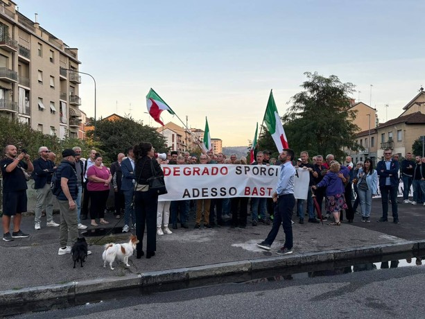 Barriera in protesta davanti al trincerone: “Da 20 anni solo parole, vogliamo una bonifica” [FOTO]