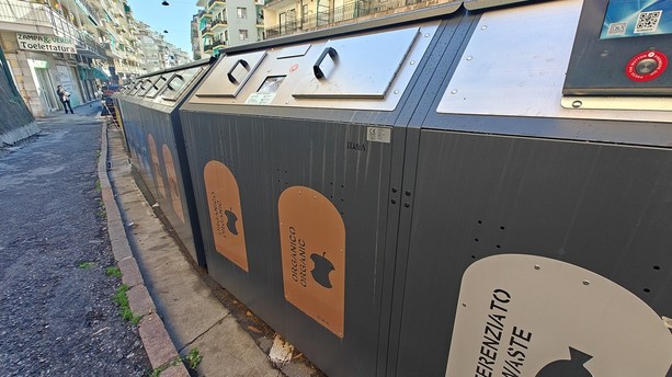 Sanremo, nuove installazioni delle ecoisole in via Agosti e via Galilei e conferimento h24: il Comune punta al 65% di raccolta differenziata Sanremo, nuove installazioni delle ecoisole in via Agosti e via Galilei e conferimento h24: il Comune punta al 65% di raccolta differenziata