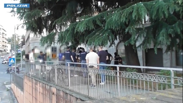 VIDEO. Operazione della polizia nelle vie del centro di Varese: identificate 69 persone, rintracciata una minorenne scomparsa VIDEO. Operazione della polizia nelle vie del centro di Varese: identificate 69 persone, rintracciata una minorenne scomparsa