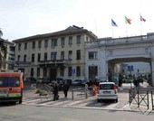 Scoppia un incendio in un negozio, sei persone intossicate dal fumo Scoppia un incendio in un negozio, sei persone intossicate dal fumo