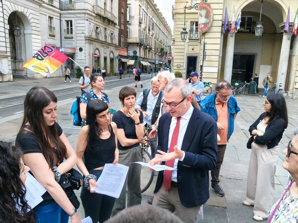 Agganciano i senzatetto nelle strade di Torino: &quot;Ma i nostri stipendi sono da fame&quot;