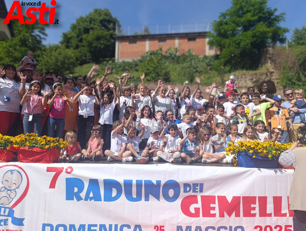 Travolgente raduno dei gemelli a San Martino Alfieri: quarantatré coppie in arrivo da diverse parti d'Italia [FOTOGALLERY]