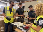 Porto di Pra', sequestrati 2400 modellini Mercedes con il marchio contraffatto