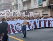 Riparte la Serie A, un migliaio di tifosi granata in corteo contro Cairo dietro lo striscione: "Vattene" Riparte la Serie A, un migliaio di tifosi granata in corteo contro Cairo dietro lo striscione: "Vattene"