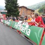 Vuelta a Limone, il folklore e i colori del popolo del ciclismo: l'attesa dell'arrivo [FOTO e VIDEO]