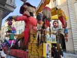 Fossano in festa: il Carnevale invade via Roma tra carri, musica e migliaia di figuranti [FOTO]