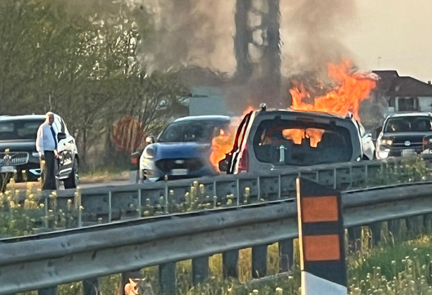 Prima il tamponamento, poi le fiamme: auto brucia sulla Torino-Savona [FOTO E VIDEO]