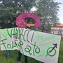 Via Gressoney blindata per Vannacci: clown e striscioni contro il generale
