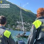 Catamarano si ribalta per il vento forte sul lago Maggiore: diportista salvato dalla motovedetta della Guardia di Finanza
