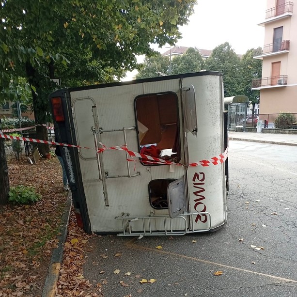 La fuga a piedi dopo il ribaltamento con il camper, la lunga notte a Mirafiori e la caccia ai responsabili