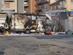 Piazza Crispi, furgone in fiamme a pochi metri dal distributore: "Tragedia sfiorata"