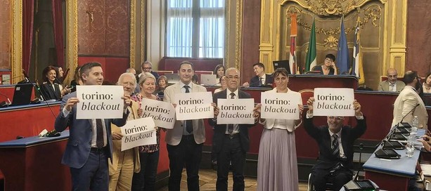 "torino: black out": minoranza all'attacco in Sala Rossa. Dal centro a Mirafiori manca di nuovo la luce "torino: black out": minoranza all'attacco in Sala Rossa. Dal centro a Mirafiori manca di nuovo la luce