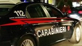 Sanremo, perseguita l’ex moglie, scavalca il cancello e si introduce in casa: lei si chiude in auto e chiama il 112