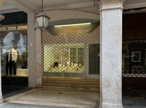 Rapina a mano armata in gioielleria, paura in centro a Varese