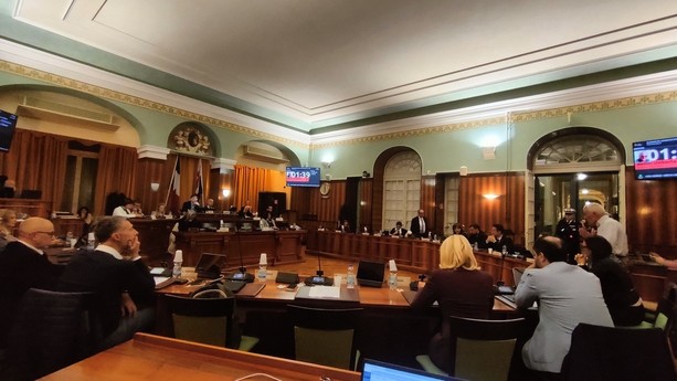 Il Consiglio comunale discute il futuro del Mercato Annonario: respinto l’ordine del giorno di FdI, approvato quello della maggioranza (Foto)