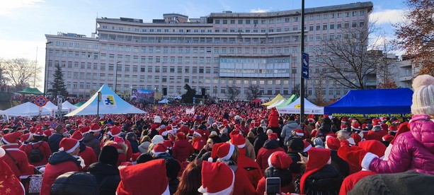 "Tutta l'Italia" per i bambini del Regina Margherita: Gabry Ponte coi Babbi Natale "Tutta l'Italia" per i bambini del Regina Margherita: Gabry Ponte coi Babbi Natale