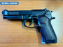 Cerca di intimidire un automobilista con una pistola, ma è un poliziotto fuori servizio: giovane denunciato