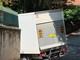 In collina il furgoncino resta incastrato e prende fuoco, intervengono i pompieri
