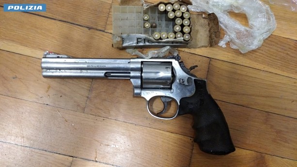Lotta alla spaccio nei boschi del Basso Varesotto: tre persone in manette. Sequestrate un pistola e dosi di droga