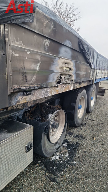 Rimorchio in fiamme sull'Asti-Cuneo, autista mette in salvo il trattore stradale