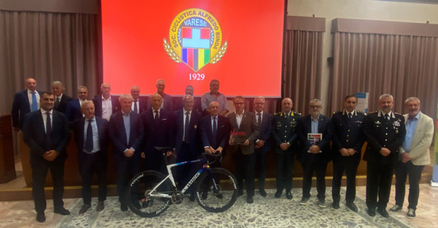 Tre Valli come un Mondiale: due campioni iridati e tutti i big alla gara più bella del mondo. «Mostriamo a tutti l'orgoglio di un territorio meraviglioso che sa fare squadra». Tre Valli come un Mondiale: due campioni iridati e tutti i big alla gara più bella del mondo. «Mostriamo a tutti l'orgoglio di un territorio meraviglioso che sa fare squadra».