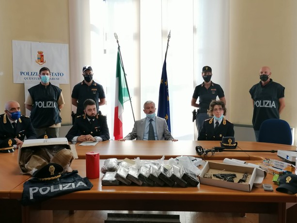 VIDEO. Raffineria di cocaina a Vergiate, la Polizia sequestra 12 chili di droga per oltre mezzo milione di euro VIDEO. Raffineria di cocaina a Vergiate, la Polizia sequestra 12 chili di droga per oltre mezzo milione di euro
