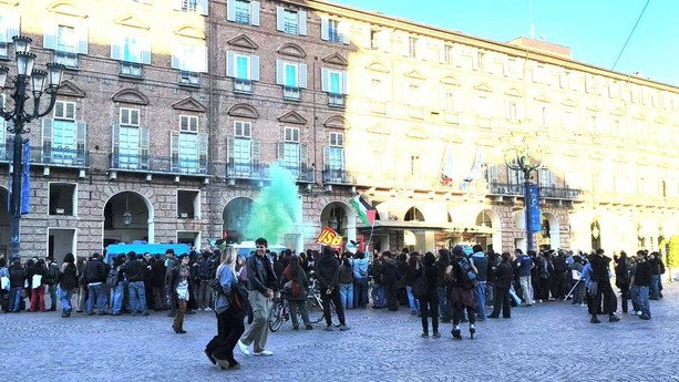 Scontri davanti all'Einstein, studenti in piazza. Blitz Pro-Pal in Sala Rossa: &quot;Viale il sionista si dimetta&quot; [VIDEO]