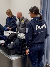 Aveva quasi 9 chili di cocaina nascosta tra i bagagli: arrestato un peruviano all'aeroporto di Caselle. Rischia 20 anni di carcere [FOTO]