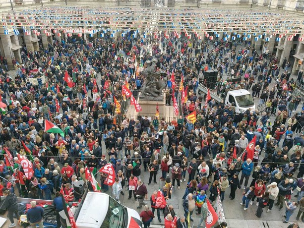 Migliaia di persone in piazza a Torino per lo sciopero generale: &quot;Meloni rispetti i lavoratori&quot; [FOTO]