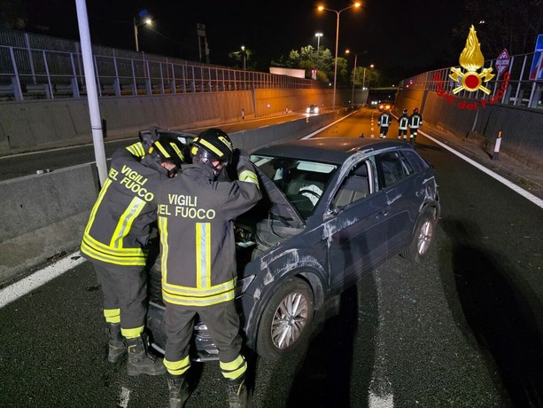 FOTO. Auto finisce contro la cuspide sulla 336 di Malpensa. Un ferito nella notte FOTO. Auto finisce contro la cuspide sulla 336 di Malpensa. Un ferito nella notte