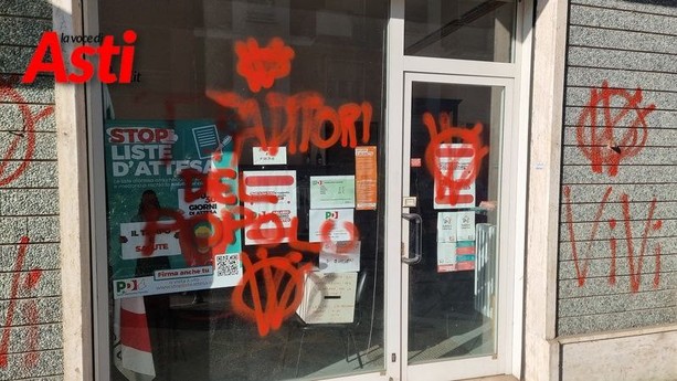 Vandalizzata la sede del PD di Asti. Il segretario Giarrizzo: "Le intimidazioni non ci fermeranno" [FOTO]