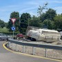 FOTO. Autocisterna si ribalta sulla superstrada Vergiate-Besozzo