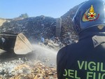 FOTO. Incendio di Arcisate, non è ancora finita: proseguono le operazioni di spegnimento