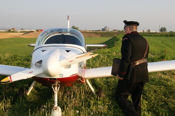 Ultraleggero precipita in fase di atterraggio al campo volo “Alta Langa” di Camerana: due feriti