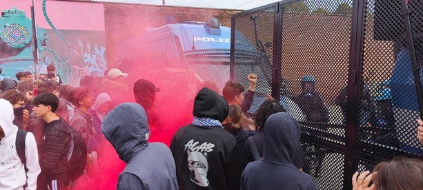 La Polizia in assetto antisommossa blocca l'accesso alle Ogr: tensione altissima e incidenti