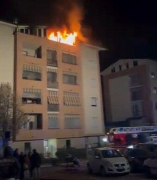 Paura in corso Casale per l'incendio di una mansarda