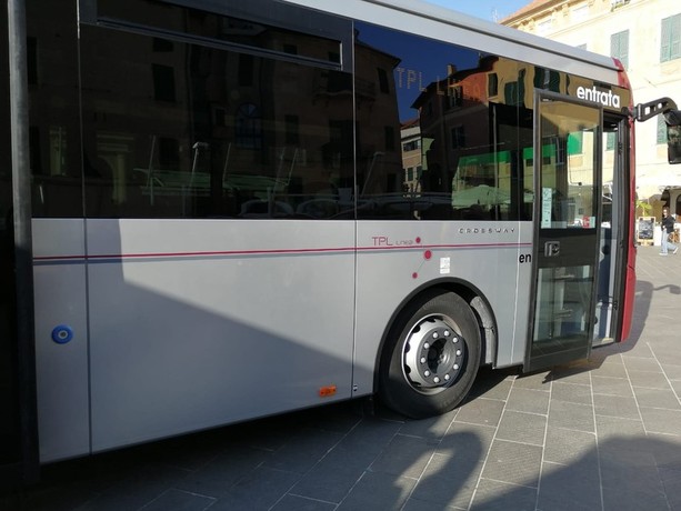 Alassio, vandalismo contro i mezzi TPL: mandano in frantumi i vetri di un bus