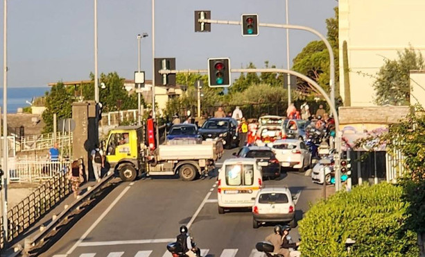 Bogliasco, grave incidente sull'Aurelia. Coinvolte almeno due auto e due biciclette Bogliasco, grave incidente sull'Aurelia. Coinvolte almeno due auto e due biciclette