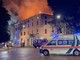 FOTO E VIDEO Fulmine colpisce palazzo nel centro di Luino, in fiamme il tetto. Diversi evacuati FOTO E VIDEO Fulmine colpisce palazzo nel centro di Luino, in fiamme il tetto. Diversi evacuati