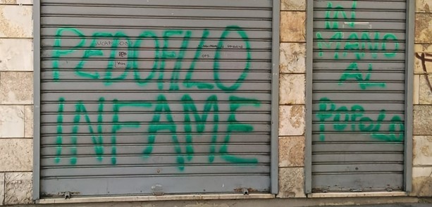 "Pedofilo infame", insulti e serrande abbassate per il minimarket delle moleste di Borgo Vittoria "Pedofilo infame", insulti e serrande abbassate per il minimarket delle moleste di Borgo Vittoria
