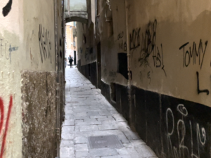 Centro storico, in commissione sicurezza la risposta della giunta: controlli su affitti abusivi, più agenti e nuovi servizi sociali