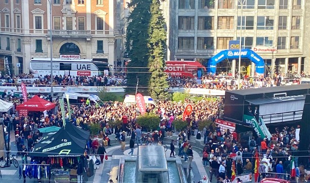 VIDEO. Sulla strada in mezzo alla folla della Tre Valli. Dedicato a voi che ieri eravate felici. E a Fausto