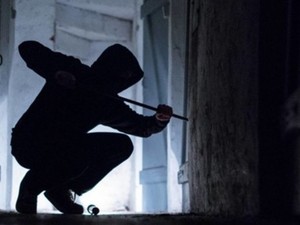 Bussoleno, topi d'appartamento smascherati dal vicino di casa: i carabinieri arrestano un 18enne e un 25enne